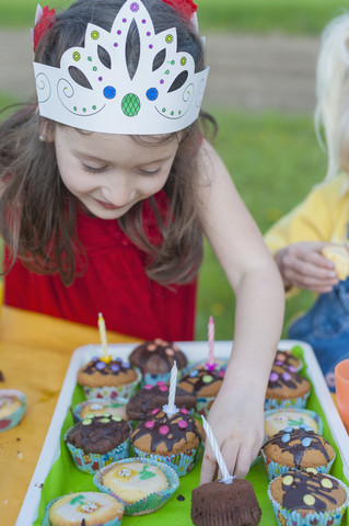 Kleines Mädchen mit Geburtstagsmuffins, lizenzfreies Stockfoto