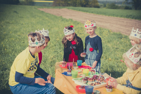 Sechs Kinder mit Papierkronen feiern Geburtstag - MJF001141