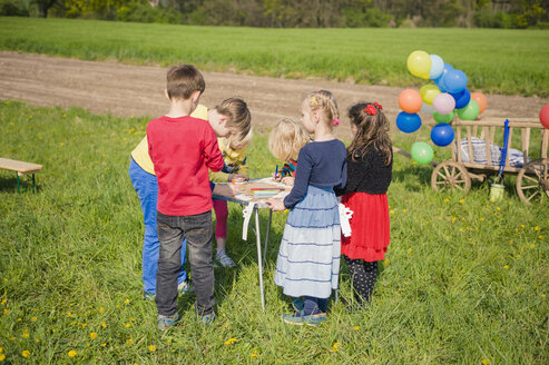 Kinder malen Papierkronen für eine Geburtstagsfeier - MJF001148