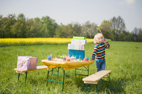 Kleiner Junge mit Blowout-Party, lizenzfreies Stockfoto