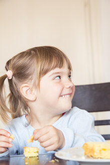 Porträt eines kleinen Mädchens, das Kuchen mit den Fingern isst - LVF001162