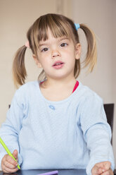 Porträt eines kleinen Mädchens mit Wachsmalkreiden - LVF001163