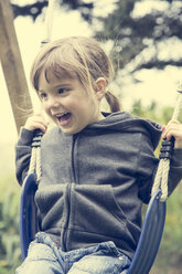 Porträt eines kleinen Mädchens, das auf einer Schaukel sitzt - LVF001156