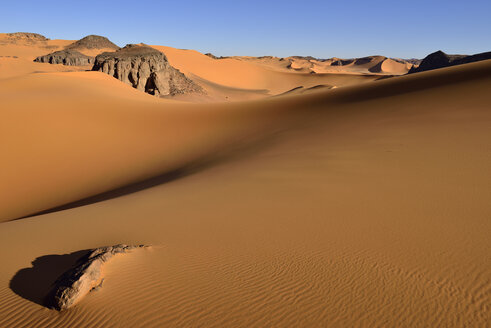 Algerien, Tassili n' Ajjer, Tadrart, Sahara, Nationalpark Tassili n' Ajjer, Blick auf Sanddünen und Felsen von Moul Nag - ES001027
