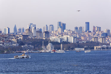 Türkei, Istanbul, Bosporus, Besiktas und Sisli mit Dolmabahce-Moschee - SIEF005333