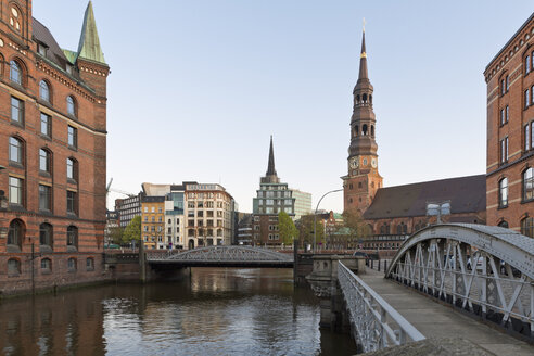 Deutschland, Hamburg, Brücke und Kirche in der Speicherstadt - MSF003891