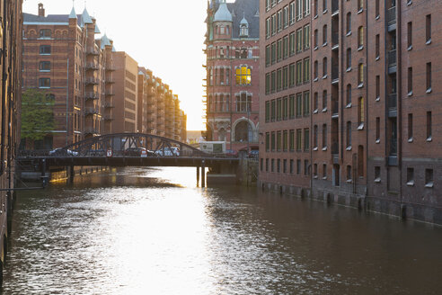 Deutschland, Hamburg, Brücke und Gebäude in der Speicherstadt - MSF003890