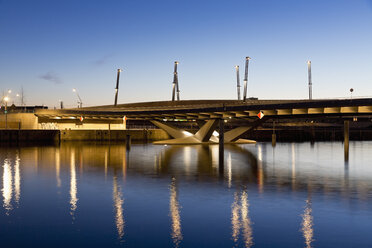 Germany, Hamburg, Bridge at Baakenhafen at night - MSF003884