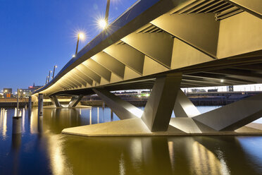 Germany, Hamburg, Bridge at Baakenhafen at night - MSF003882