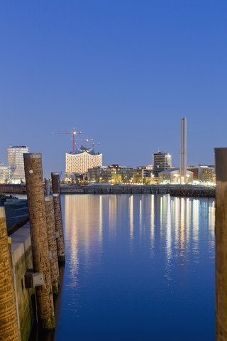 Deutschland, Hamburg, Hafencity mit Elbphilharmonie bei Nacht, lizenzfreies Stockfoto