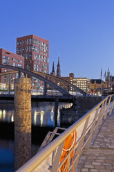 Deutschland, Hamburg, Brücke und Neubauten in der Hafencity - MSF003852