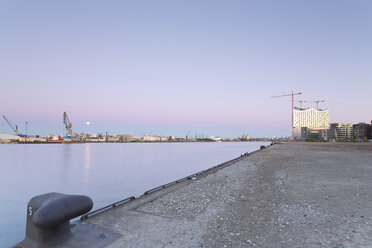 Deutschland, Hamburg, Kai an der Norderelbe mit Blick auf die Elbphilharmonie - MSF003860