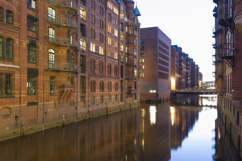 Deutschland, Hamburg, Lagerhäuser am Wandrahmsfleet in der Speicherstadt - MSF003849