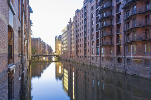 Deutschland, Hamburg, Lagerhäuser am Wandrahmsfleet in der Speicherstadt - MSF003863