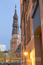 Deutschland, Hamburg, Katharinenkirche und Speicher in der Speicherstadt - MSF003848