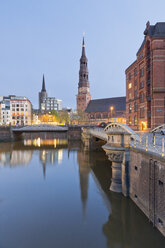 Germany, Hamburg, Bridge and church in Speicherstadt - MSF003846