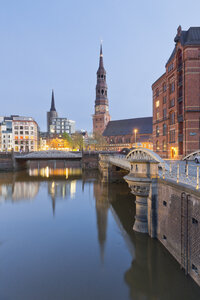 Deutschland, Hamburg, Brücke und Kirche in der Speicherstadt - MSF003846