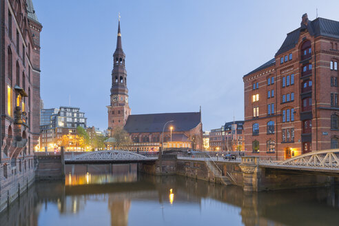 Deutschland, Hamburg, Brücke und Kirche in der Speicherstadt - MSF003864