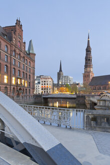 Deutschland, Hamburg, Brücke und Kirche in der Speicherstadt - MSF003843