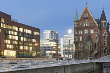 Germany, Hamburg, Old and new buildings in Speicherstadt and Hafencity - MSF003833