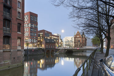 Deutschland, Hamburg, Alte und neue Gebäude in Speicherstadt und Hafencity - MSF003829