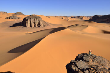 Algerien, Tassili n' Ajjer, Tadrart, Sahara, Tassili n' Ajjer National Park, Blick auf die Sanddünen und Felsen von Moul Naga - ES001032