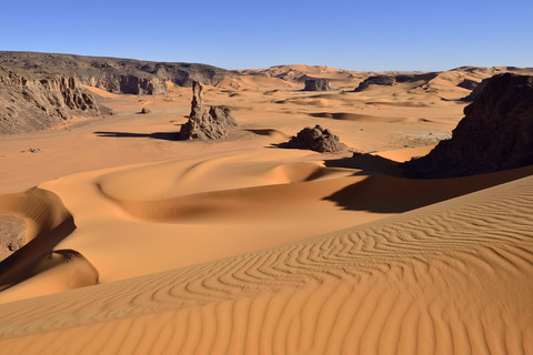 Algerien, Tassili n' Ajjer, Tadrart, Sahara, Tassili n' Ajjer National Park, Blick auf die Sanddünen und Felsen von Moul Naga, lizenzfreies Stockfoto