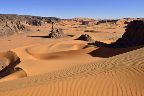 Algeria, Tassili n' Ajjer, Tadrart, Sahara, Tassili n' Ajjer National Park, view to the sanddunes and rocks of Moul Naga - ES001031