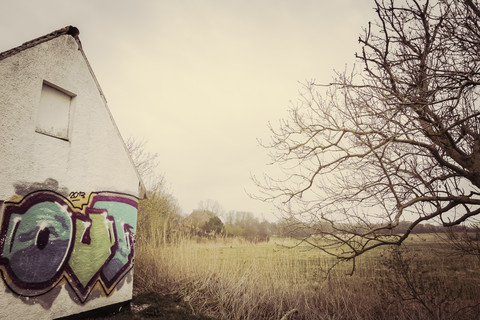 Deutschland, Mecklenburg-Vorpommern, Hiddensee, Blick auf Hausfassade mit Graffiti, lizenzfreies Stockfoto