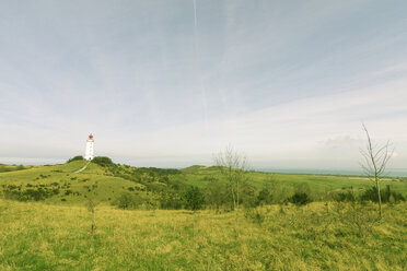 Deutschland, Mecklenburg-Vorpommern, Hiddensee, Dornbusch, Blick auf Landschaft und Leuchtturm - CMF000126