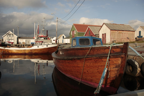 Norwegen, Rogaland, Fischerboote im Hafen, lizenzfreies Stockfoto