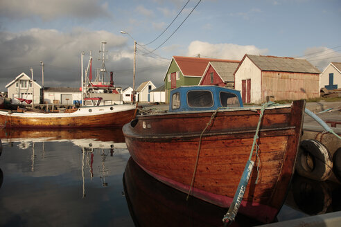 Norwegen, Rogaland, Fischerboote im Hafen - TMF000003