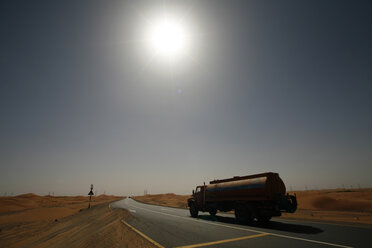 Vereinigte Arabische Emirate, Abu Dhabi, Wüste, LKW auf der Straße - TMF000008