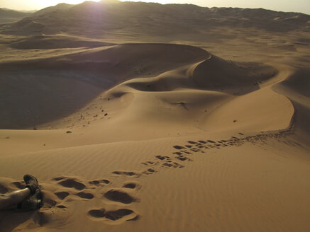 Vereinigte Arabische Emirate, Abu Dhabi, Wüstendüne, Spuren im Sand - TMF000009