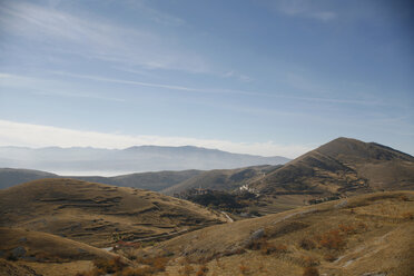 Italy, Abruzzo, View to village in rolling landscape - TMF000005