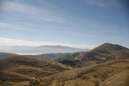Italien, Abruzzen, Blick auf Dorf in hügeliger Landschaft - TMF000005