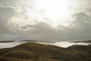 Italien, Abruzzen, Dorf und Hügellandschaft, Nebel - TMF000012