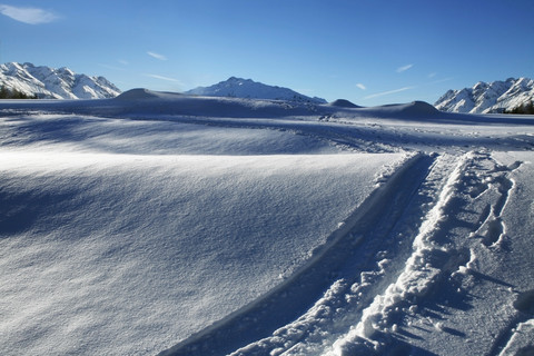 Österreich, Kitzbühel, Schnee und Skispuren, lizenzfreies Stockfoto