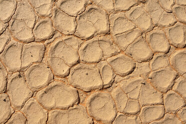 Algeria, Tassili n' Ajjer, Sahara, broken surface of a salt and clay pan - ESF001041