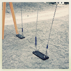 Zwei leere Schaukeln auf einem Spielplatz, La Palma, Spanien - MSF003875