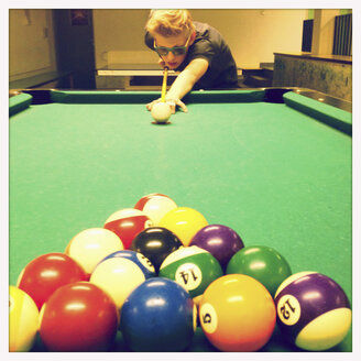 Junge mit Sonnenbrille beim Poolbillardspielen, Sachsen-Anhalt, Deutschland - MSF003874