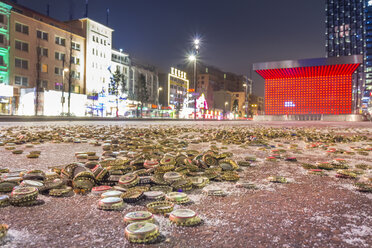 Deutschland, Hamburg, Hunderte von Kronkorken auf dem Spielbudenplatz, neben der Reeperbahn - NKF000096