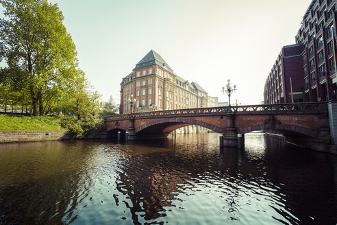 Deutschland, Hamburg, Heiligengeistbrücke, Alsterfleet, im Hintergrund links das Upper Financial Management und rechts das Hotel Steigenberger - KRPF000501