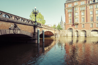 Deutschland, Hamburg, Heiligengeistbrücke, Alsterfleet, Obere Finanzverwaltung rechts - KRPF000502