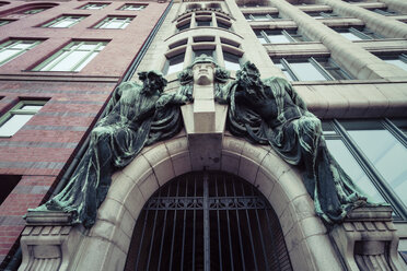 Deutschland, Hamburg, Kontorhaus, Elbhof mit Bronzeskulpturen - KRP000505