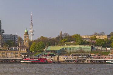 Deutschland, Hamburg, Hamburger Hafen, St. Pauli Landungsbrücken, im Hintergrund Fernsehturm und Bismarck-Denkmal - KRPF000490