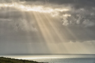 Neuseeland, Chatham-Insel, Sonne bricht durch Wolken - SH001226