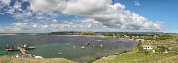 New Zealand, Chatham Island, Waitangi, Fishing boats in bay - SHF001211