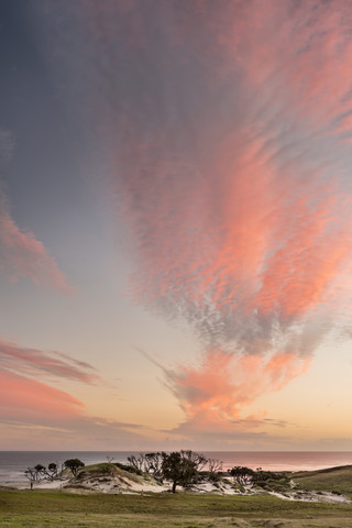 Neuseeland, Chatham-Insel, Sonnenuntergang über der Ohira-Bucht, lizenzfreies Stockfoto