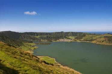 Portugal, Azoren, Sao Miguel, Blick von Caldeira das Sete Cidades auf Lagoa Azul und Lagoa Verde - ONF000546